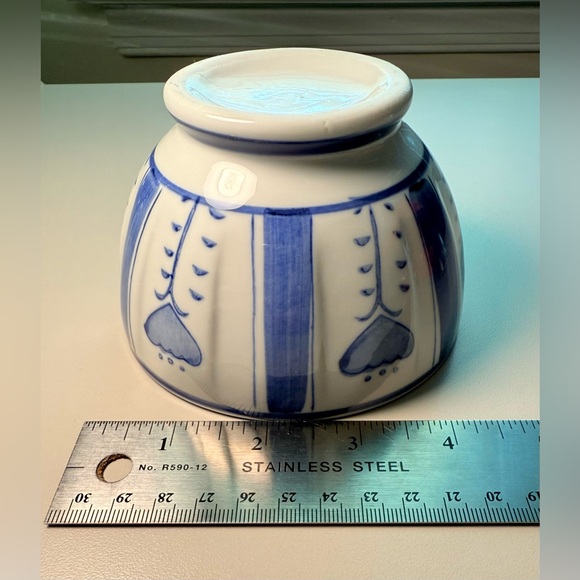 Beautiful Porcelain Painted Bowl w/Blue & White Heart Flowers - Picture 5 of 10